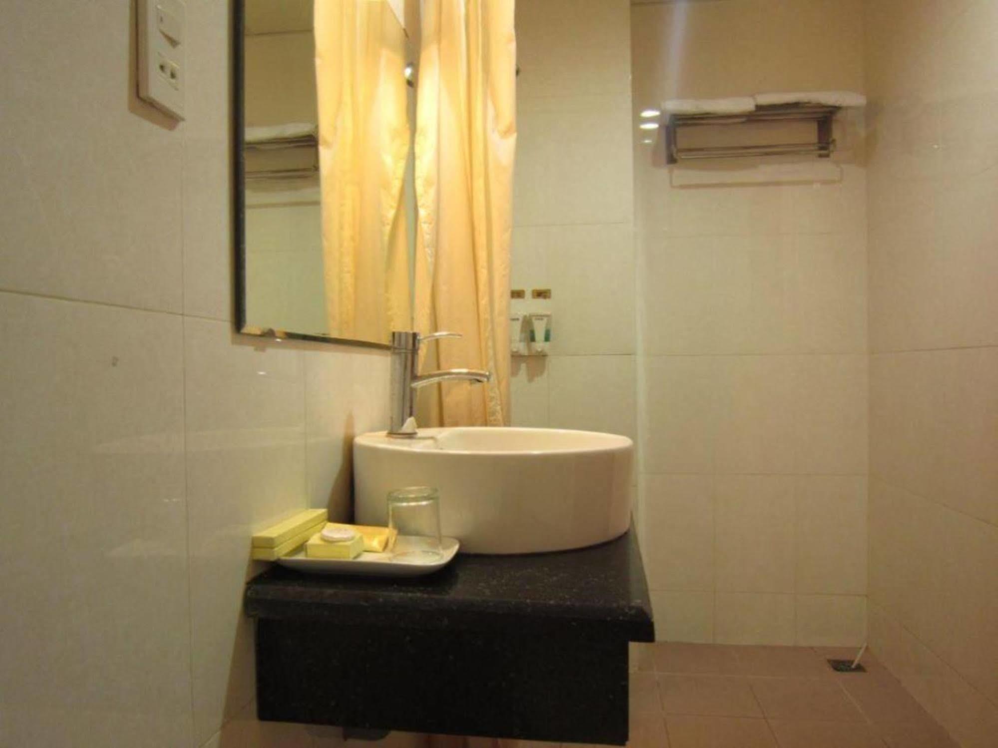 Reddoorz Ruby Star Hotel Truong Dinh Ho Şi Min Exterior foto